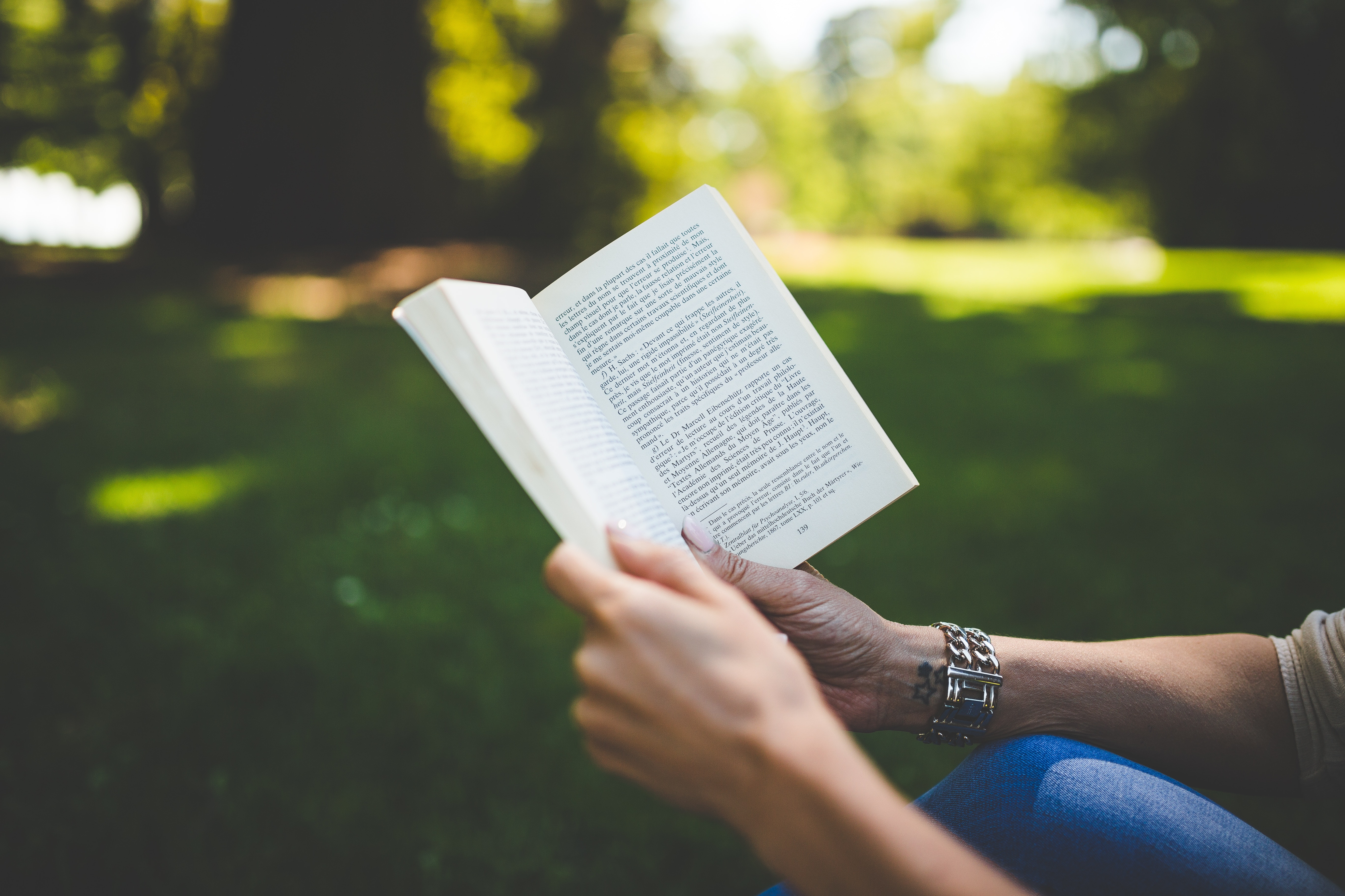 book-depth-of-field-hands-115001